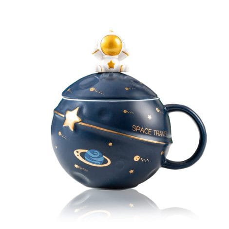 Dark Blue Kawaii Astronaut Space Mug – Cute ceramic mug with lid and spoon for drinks and room decor.