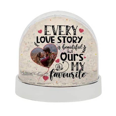 A customisable glittery dome with a personal touch: Celebrate your special love story with this unique gift.