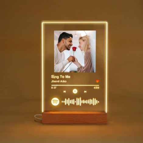 Custom Spotify Song Plaque – a unique, illuminated gift for your loved ones during Christmas or Valentine’s Day.