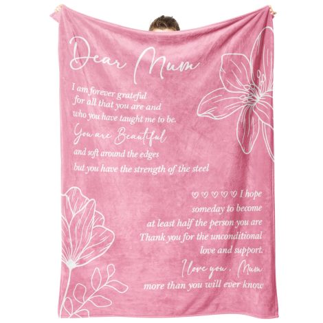 Soft and cozy Mum gifts from Gowelly, a pink blanket with letter and floral print. Perfect for birthdays, Christmas or Mother’s Day.