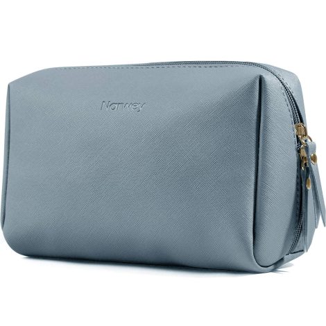 Spacious cruelty-free makeup bag with zip closure, perfect for storing cosmetics while traveling – in greyish blue.