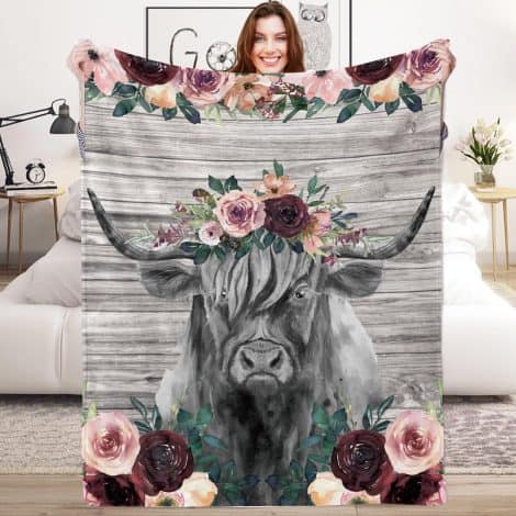 Soft and cozy 150x200cm Highland Cow floral flannel throw blanket, perfect for girls’ bedroom or sofa bed.