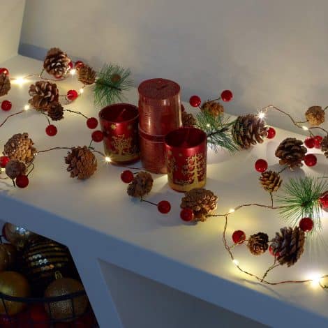 Illuminate your home with GloBrite’s 2M Christmas Door Garland, featuring 20 pre-lit LEDs for a festive atmosphere.