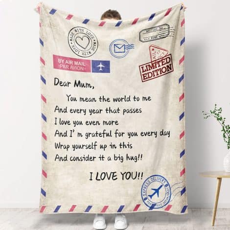 Personalized Mum Fleece Blanket: A heartwarming gift for Mum on birthdays, Christmas, and Mother’s Day.