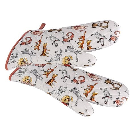 Spotted Dog Gift Company presents adorable, heat resistant oven gloves – a cute essential for dog lovers.