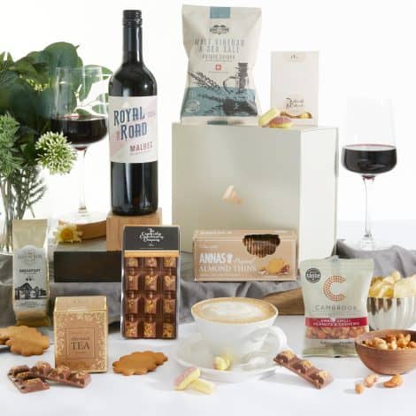 The Festive Red Wine & Gourmet Christmas Basket – Argentinian Malbec, Delicious Sweet & Savoury Delights. Perfect for Couples, Women, and Men. Wine Set and Gift.