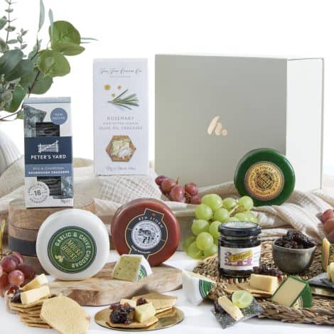 Luxurious Cheese Christmas Gift Basket – Snowdonia Cheese, Crunchy Crackers with Flavorsome Chutney. Ideal for couples.