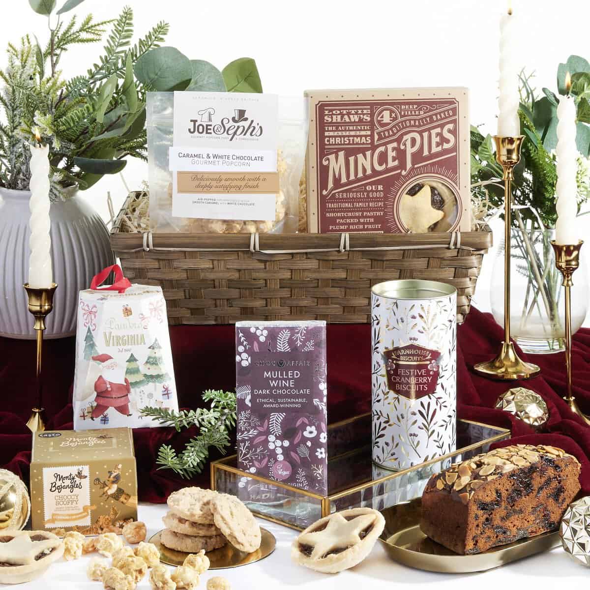 The White Christmas Hamper - Luxury Hampers Gourmet Gifts - Food Hamper with Panettone, Popcorn, Mulled Wine Dark Chocolate, Mince Pies, Dundee Christmas Cake, Truffles, Biscuits, Xmas Hampers,